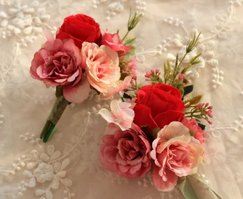 Червен арт букет от рози за младоженци сватбени аксесоари